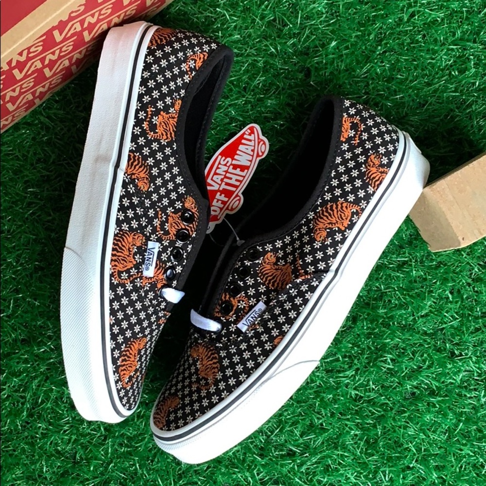 VANS AUTHENTIC TIGER FLORAL BLACK/TRUE WHITE WMNS - Picture 15 of 16